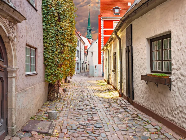 ラトビアの首都リガ旧市街の狭い中世の通りで朝 — ストック写真
