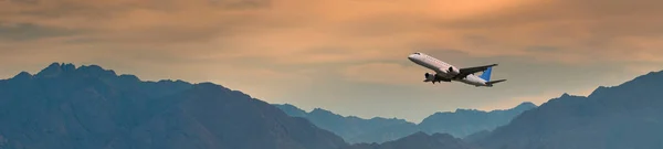 Самолет Супер Самолет Взлетает Над Горами — стоковое фото