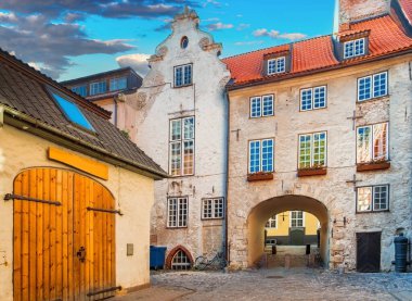 Eski Riga kasabasındaki ortaçağ mimarisi, turistlere Ortaçağ 'ın unutulmaz atmosferi ve eşsiz Gotik mimarisi sunabilir