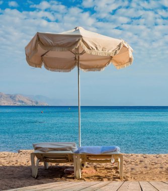 Eilat 'taki merkez halk plajında sabah İsrail, Orta Doğu' daki ünlü turizm ve eğlence merkezi.