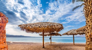 Eilat 'ın kumlu plajında dinlenme alanı - İsrail ve Ortadoğu' nun ünlü turizm ve dinlenme merkezi