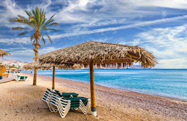 Eilat 'ın kumlu plajında dinlenme alanı - İsrail ve Ortadoğu' nun ünlü turizm ve dinlenme merkezi