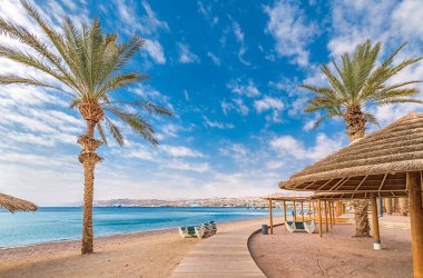 Eilat 'ın merkez plajındaki dinlenme ve dinlenme alanı - İsrail ve Ortadoğu' daki ünlü turizm ve dinlenme merkezi