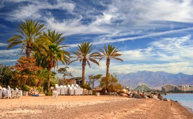 Eilat yakınlarındaki Kızıl Deniz 'in kumlu plajı - İsrail ve Ortadoğu' daki ünlü turizm beldesi