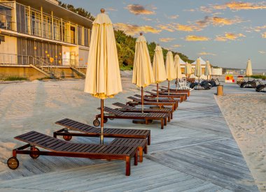 Baltık Denizi 'nin kumlu sahillerinde renkli gün doğumu