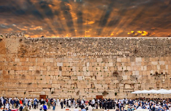 Batı Duvarı 'nın Antik Harabeleri büyük bir Yahudi kutsal mekanıdır ve dünyanın en ünlü alanlarından biridir. Kudüs' teki mistik güneş ışınlarıyla gün doğumu.