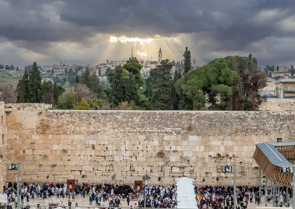Batı Duvarı 'nın Antik Harabeleri büyük bir Yahudi kutsal mekanıdır ve dünyanın en ünlü alanlarından biridir. Eski Kudüs şehrinin gizemli güneş ışınları altında bir toz fırtınası sırasında gün doğumu.