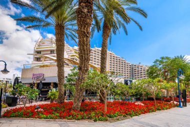 Eilat, İsrail - 15 Mart 2023: Eilat 'taki lüks oteller, restoranlar ve kahve dükkanlarıyla merkez gezinti alanı - İsrail' in ünlü turizm beldesi ve eğlence merkezi. 