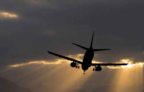 Silhueta Avião Aterrissagem Início Manhã Com Raios Luz Solar Imagem De Stock