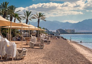 Eilat 'taki merkez halk plajında sabah - İsrail' in ünlü turistik beldesi ve eğlence şehri