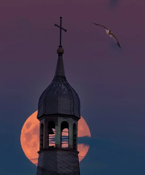 Zblízka Kupole Luteránské Církve Východ Super Měsíce — Stock fotografie