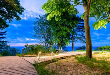 Letonya 'nın ünlü turizm beldesi Jurmala' da Baltık Denizi 'nin kumlu sahillerine giden patika..