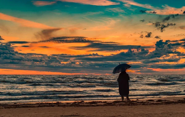 Silueta Ženy Deštníkem Písečné Pláži Baltského Moře Při Západu Slunce — Stock fotografie