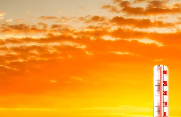 Teploměr Stupnicí Extrémní Teploty Vzduchu Oranžových Mraků Důsledku Globálního Oteplování — Stock fotografie