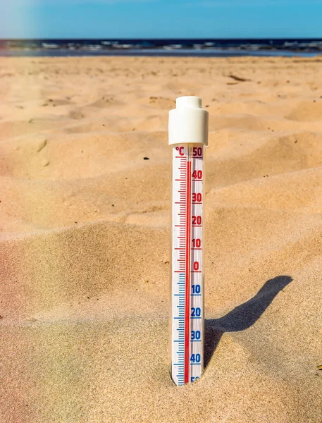 Θερμόμετρο Κλίμακα Ακραίας Θερμοκρασίας Αέρα Και Νεκρή Αμμώδη Έρημο Λόγω — Φωτογραφία Αρχείου