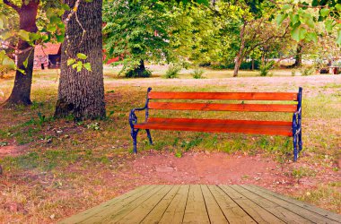 Eski şehir parkında ahşap patikalı bir tezgah.