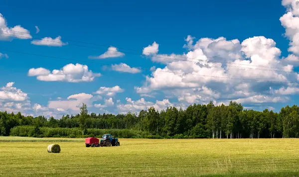 Paysage Rural Agricole Avec Tracteur Meules Foin Forêt Horizon Nuages — Photo