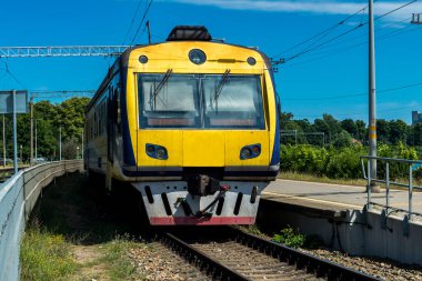 Eski trenin lokomotifi, eski arabaları veya arabaları olan tren istasyonu, Doğu Avrupa, yaz günü. 