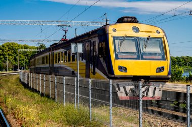 Eski trenin lokomotifi, eski arabaları veya arabaları olan tren istasyonu, Doğu Avrupa, yaz günü. 