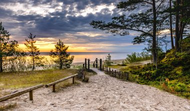 Baltık Denizi 'ndeki ünlü Letonya turizm beldesi Jurmala' da kıyı manzarası. Riga körfezinin 26 km 'den fazla sahil şeridini kaplayan güzel kumsallar.