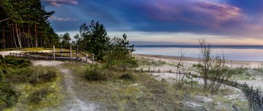 Baltık Denizi 'ndeki ünlü Letonya turizm beldesi Jurmala' da kıyı manzarası. Riga körfezinin 26 km 'den fazla sahil şeridini kaplayan güzel kumsallar.