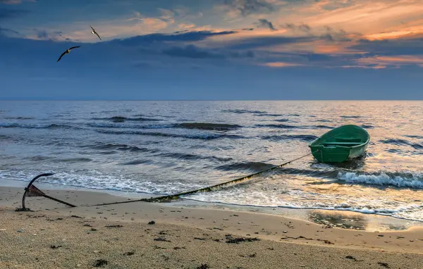 Paisagem Costeira Com Barco Pesca Ancorado Perto Praia Areia Mar — Fotografia de Stock