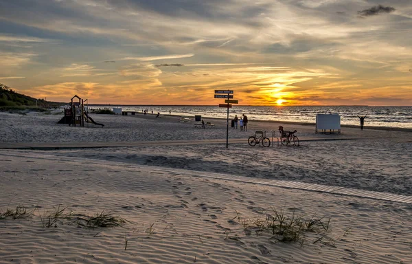 Kolorowy Zachód Słońca Piaszczystej Plaży Morza Bałtyckiego Jurmala Słynny Kurort — Zdjęcie stockowe