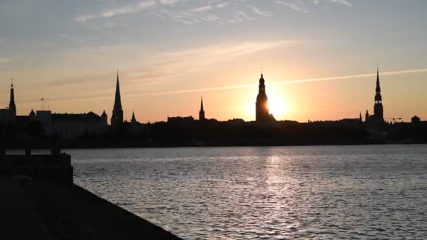 Восход Солнца Над Историческим Центром Риги Столицей Латвии Крупнейшим Городом — стоковое видео