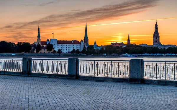 Riga 'nın tarihi bölgesinin renkli gündoğumu ve liman manzarası - Letonya' nın başkenti, turistlere pek çok kültür ve dinlenme fırsatı ve eşsiz ortaçağ ve Gotik mimari sunuyor