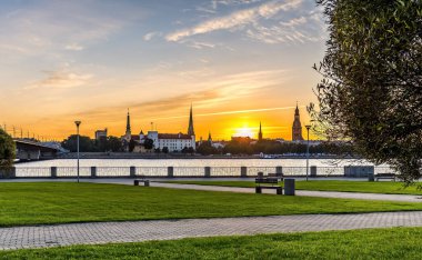 Riga 'nın tarihi bölgesini betimleyen panoramik görüntü - Letonya' nın başkenti, turistlere dinlenme fırsatları ve eşsiz ortaçağ ve Gotik mimari olanakları sunuyor.