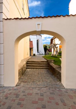 Eski Avrupa şehrinin merkezinde taş kemer