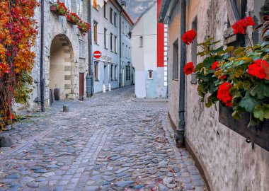 Avrupa 'nın eski ilçesinde dar bir ortaçağ caddesi