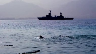 Donanma gemisi halk plajı yakınlarında Kızıl Deniz 'de devriye geziyor.