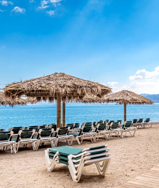 Eilat 'taki Kızıldeniz' in halk plajında bir sabah, tatil için güzel plajları, su sporları ve dinlenme fırsatları olan cennet tatil ve turistik tatil beldesi.