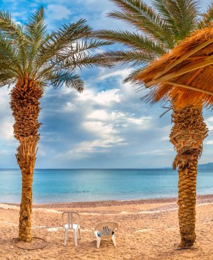 Kumsal ve Eilat 'taki merkez halk plajındaki dinlendirici atmosfer - İsrail' in ünlü turizm ve eğlence merkezi 