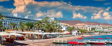 İsrail 'in Kızıldeniz' in kuzey kıyılarındaki en ünlü turizm beldesi Eilat 'ın merkez plajında demirlemiş motorlu tekneler ve yüzme alanı zevkliydi. Yapay zeka araçları kullanılmadı 