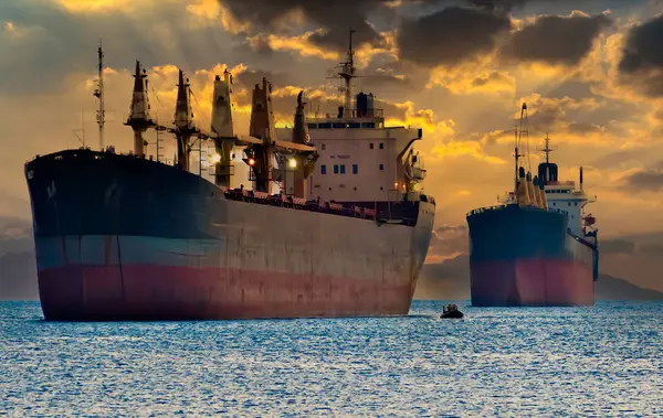 Orta Doğu bölgesindeki güvenlik endişeleri nedeniyle Kızıl Deniz 'deki kargo gemilerinin durdurulması. Bu resim için hiçbir yapay zeka aracı kullanılmadı. Kendi fotoğraflarımın ve dijital Photoshop araçlarımın yaratıcı bir kolajı kullanıldı.. 