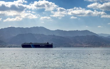Eilat, İsrail - 22 Nisan 2024: Uzakdoğu Asya 'dan Orta Doğu' ya araba taşımak için kargo gemisi, fotoğraf Kızıldeniz 'de çekildi