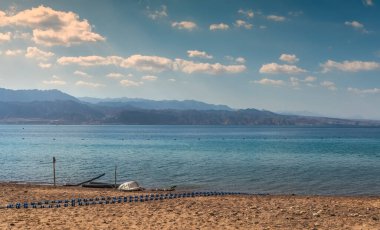 Orta Doğu 'nun ünlü turizm beldesi Eilat' taki Kızıl Deniz 'in kumlu kumlu plajlı güvenli yüzme sahasında sabah.