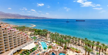 Kızıl Deniz 'deki halk plajı, turist ve tatil yeri, mutlu ve mutlu tatil kavramı.