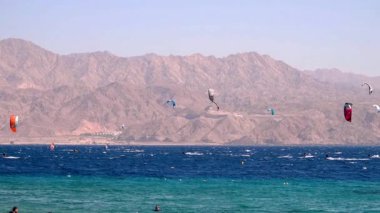 Eilat, İsrail - 30 Ekim 2024: Eilat yakınlarındaki su sporları faaliyetleri - dünyanın dört bir yanından binlerce tatilci ve turist ile dolu güzel plajları ve tatil otelleri olan ünlü bir şehir