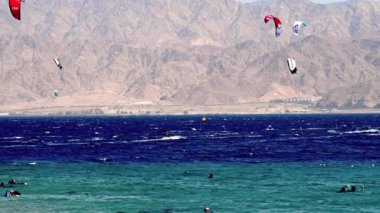 Eilat, İsrail - 30 Ekim 2024: Eilat yakınlarındaki su sporları faaliyetleri - dünyanın dört bir yanından binlerce tatilci ve turistle dolu güzel plajları ve tatil otelleri olan ünlü şehir