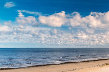 Jurmala 'daki Baltık Denizi' nin kumlu plajı - Letonya 'nın ünlü tatil beldesi
