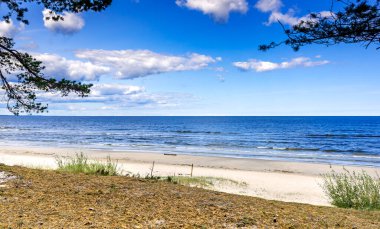 Jurmala 'daki Baltık Denizi' nin kumlu plajı - Letonya 'nın ünlü turistik beldesi ve eğlence yeri