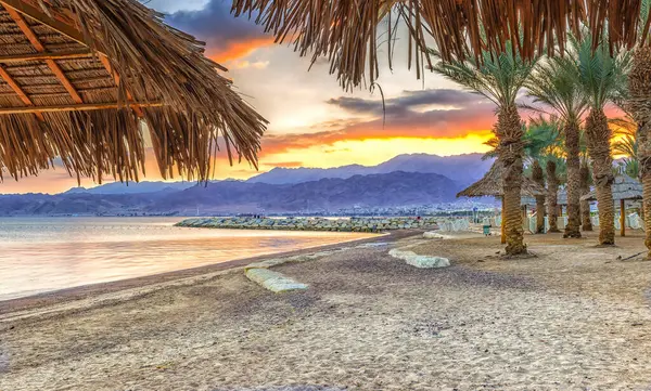 Sabahın erken saatlerinde Eilat yakınlarındaki kumlu sahilde - İsrail 'in ünlü turizm ve dinlenme merkezi