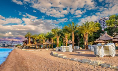 Sabahın erken saatlerinde Eilat yakınlarındaki kumlu sahilde - İsrail 'in ünlü turizm ve dinlenme merkezi