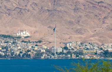 Ürdün 'deki en büyük Arap isyan camisi ve bayrağıyla Akabe' nin kıyı bölgesine bakın.