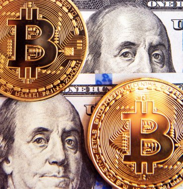 100 dolarlık banknot ve bitcoin sikkeler, dijital para biriminin düşüşüne karşı kağıt paranın gücünün bir sembolü. (Yatırım, rota değişikliği - konsept)