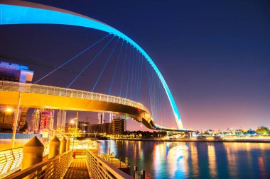 Dubai, Birleşik Arap Emirlikleri 'ndeki su kanalı yakınındaki Hoşgörü köprüsü ile inanılmaz güzel bir şehir manzarası..