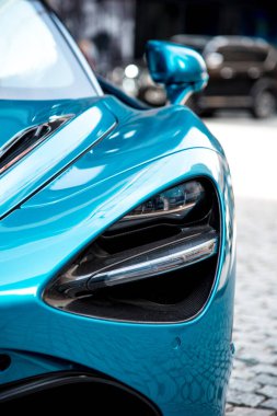 Modern arabadaki trafik lambasıyla parçalanmış.